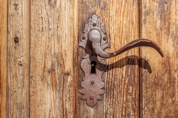 Door handle and old wooden door — Stock Photo, Image