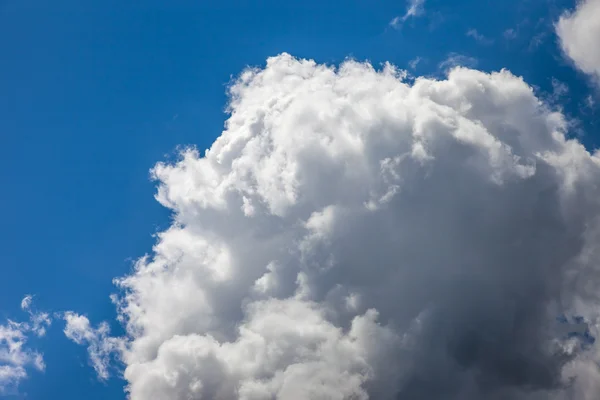 Nuages orageux dans les montagnes — Photo