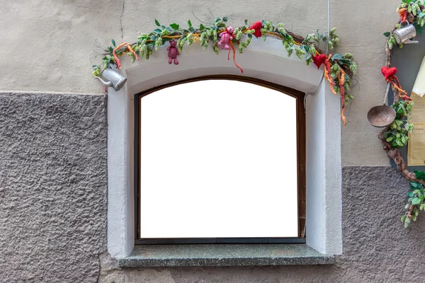 Красиво оформленное окно — стоковое фото