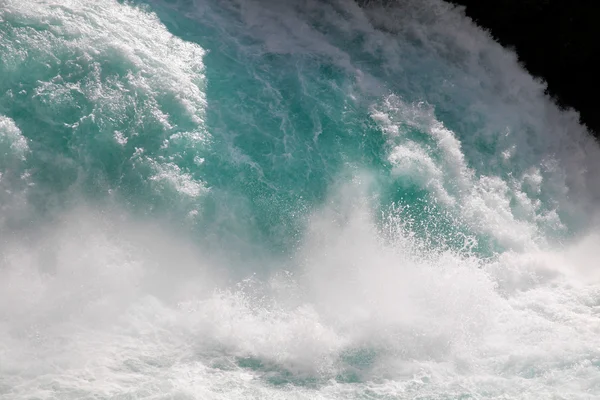 タウポの近くに流れ落ちるフカ滝 — ストック写真