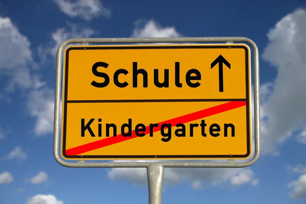 Estrada alemã sinal jardim de infância e escola Fotos De Bancos De Imagens