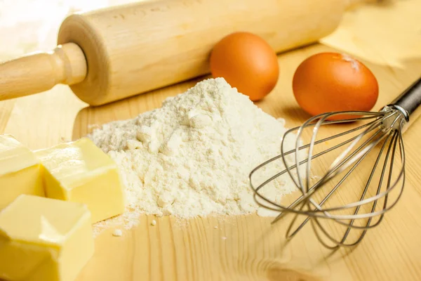 Zutaten und Utensilien zum Backen — Stockfoto