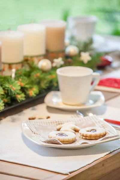 Tavolino con biscotti natalizi — Foto Stock