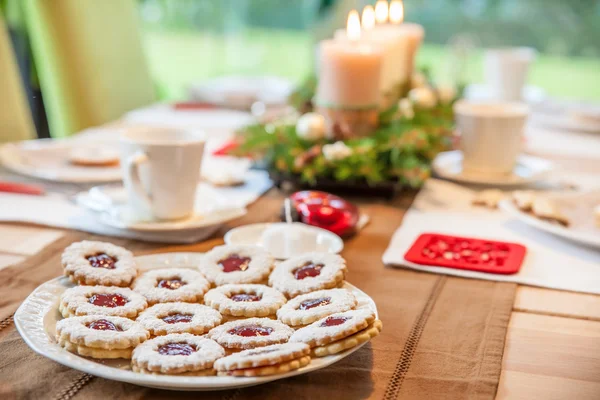 Kaffeetafel mit Weihnachtsplätzchen — Stockfoto