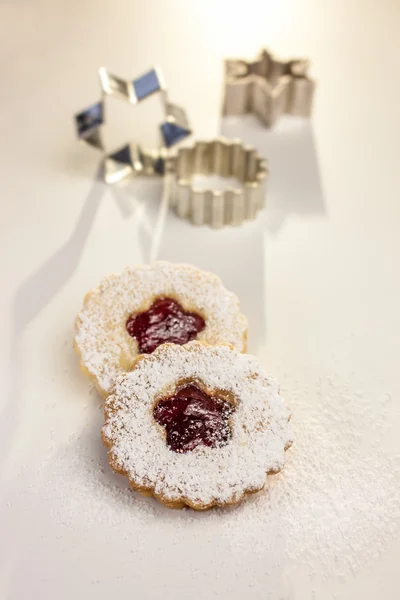 Biscuits de Noël et coupe-biscuits — Photo