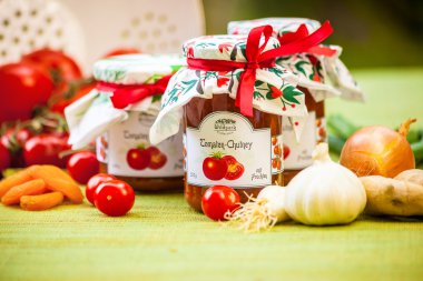 Gözlük domates chutney ve dekorasyon ile