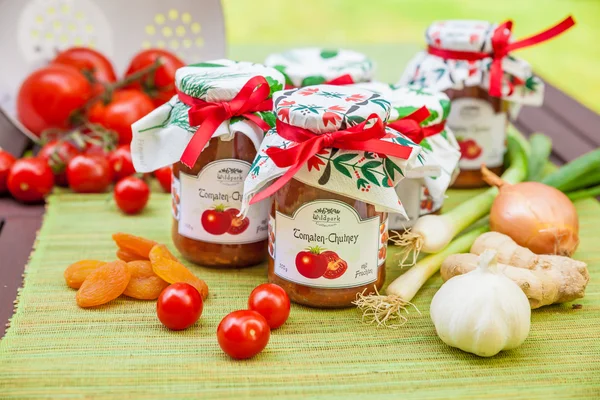 Óculos com chutney de tomate e decoração — Fotografia de Stock