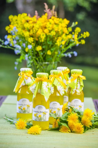 Bottiglie con sciroppo di fiori di tarassaco — Foto Stock