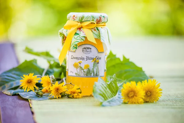 Glasses with dandelion flower jelly — Stock Photo, Image