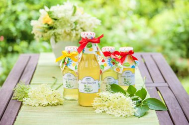 Şişe elderflower şurubu ile