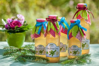 Çam ve limon şurubu ile şişe