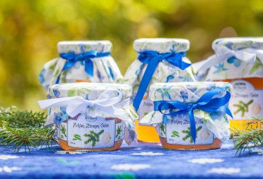 Çam ve limon jöle ile şişe