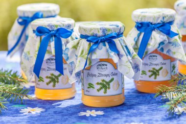 Çam ve limon jöle ile şişe