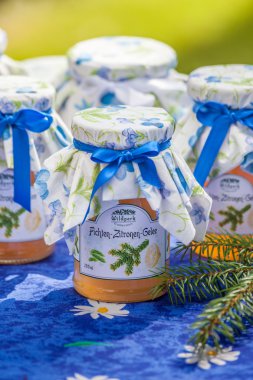 Çam ve limon jöle ile şişe