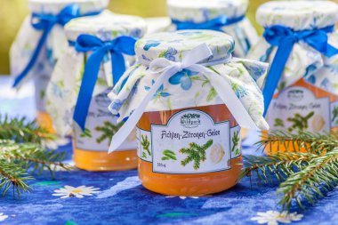 Çam ve limon jöle ile şişe