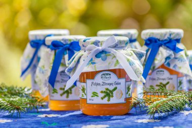 Çam ve limon jöle ile şişe