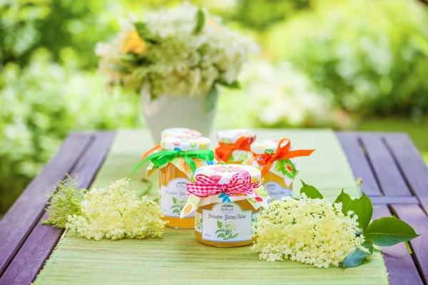 Glasses with elderflower flower jelly — Stock Photo, Image