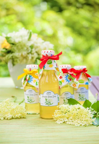 Şişe elderflower şurubu ile — Stok fotoğraf