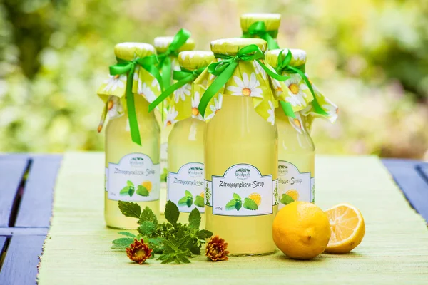 Flaschen mit Zitronenmelissensirup — Stockfoto