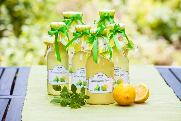 Flaschen mit Zitronenmelissensirup — Stockfoto
