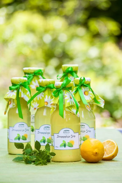 柠檬香蜂草糖浆瓶 — 图库照片