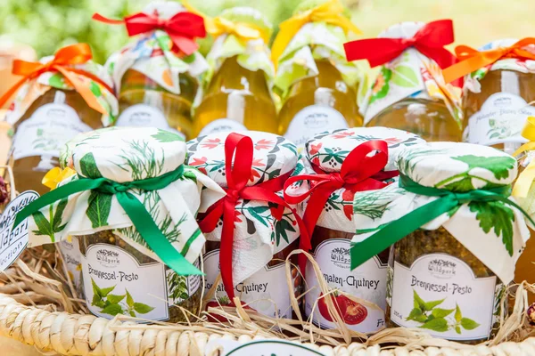 Basket with homemade chutneys and jams — Stock Photo, Image