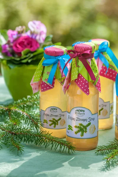 Bottiglie con sciroppo di pino e limone — Foto Stock