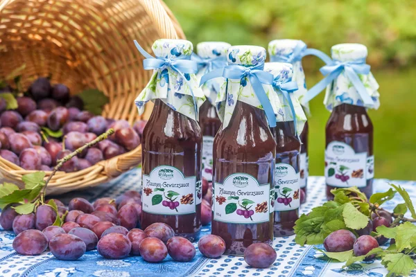 Flaschen mit würziger Pflaumensoße — Stockfoto