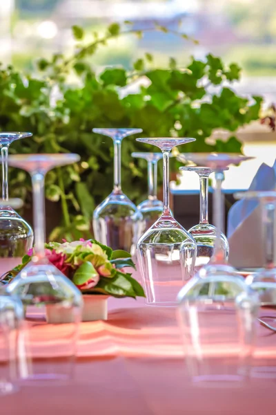 Solemnly laid table with wine glasses — Stock Photo, Image