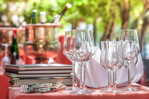 Mesa solenemente colocada com copos de vinho — Fotografia de Stock