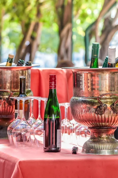 Table solennellement posée avec verres à vin — Photo