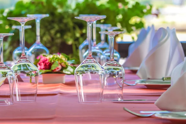 Solemnly laid table with wine glasses — Stock Photo, Image