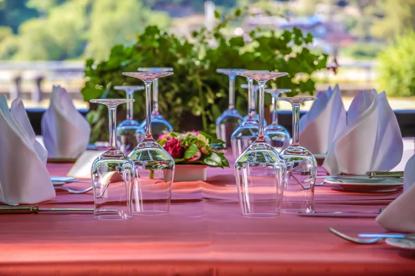 Solemnly laid table with wine glasses — Stock Photo, Image