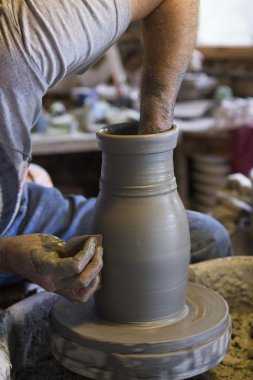 Potter dönüm kil bir vazo içine