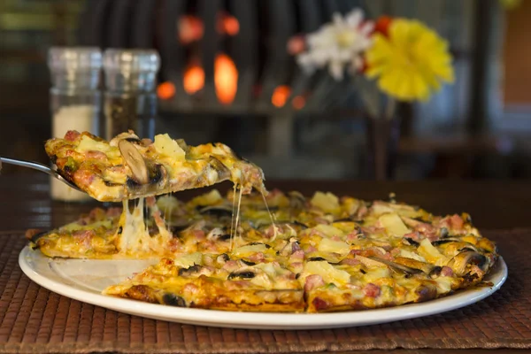 Pizza en un restaurante Fotos De Stock