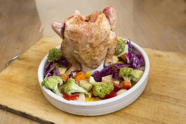 Неприготовленный цыпленок в жареной тарелке Стоковое Фото