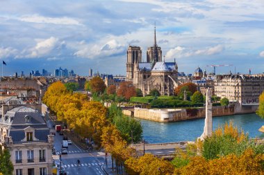 Paris 'teki Notre Dame Katedrali