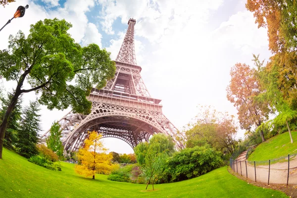 Vista de la torre Eifel desde abajo — Foto de Stock