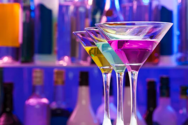 Close up van drie kleur alcohol cocktails — Stockfoto