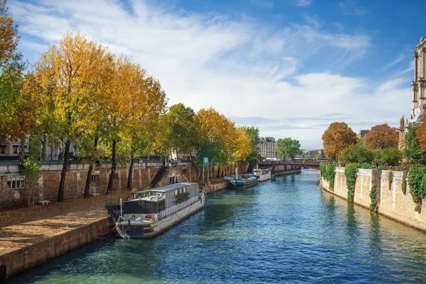 Αναχώματος ποταμού Σηκουάνα στο Παρίσι — Φωτογραφία Αρχείου