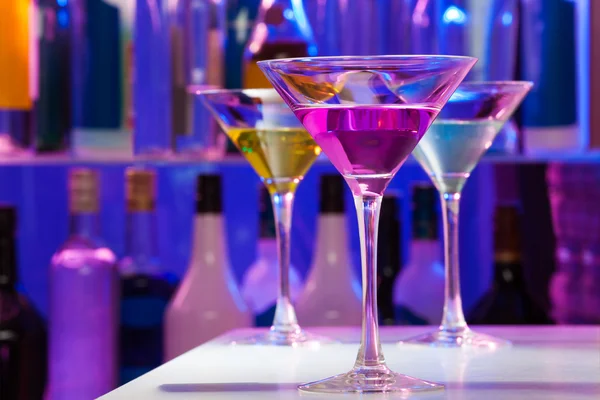 Verschiedene Cocktailgläser in der Bar — Stockfoto