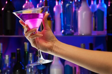 Alkol içki cam içinde kadın elinde bar