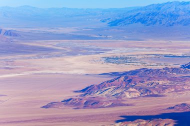 Ölüm Vadisi Dağları ve zemin