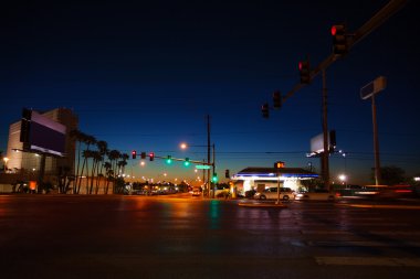 Gece yol ve trafik ışıkları