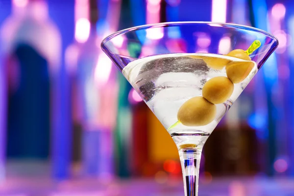 Nahaufnahme eines Cocktailglases mit Oliven — Stockfoto