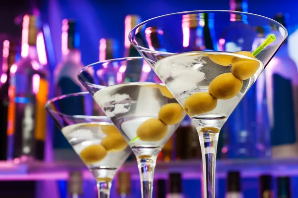 Olives in cocktail glasses and bar bottles — Stock Photo, Image