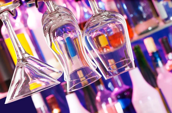 Veel glazen in de bar — Stockfoto