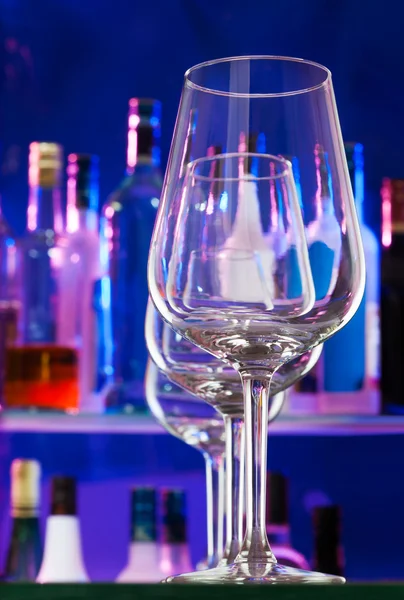 Полка бара и прозрачные бокалы для вина подряд — стоковое фото