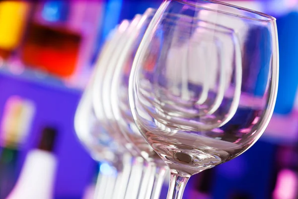 Diferentes copos no bar com garrafas — Fotografia de Stock
