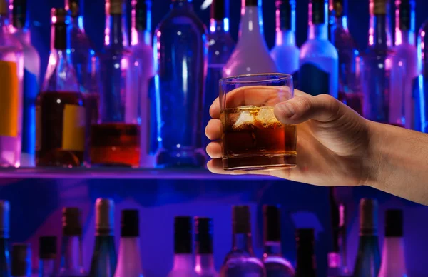 Mannen hand met whisky glas en bar — Stockfoto
